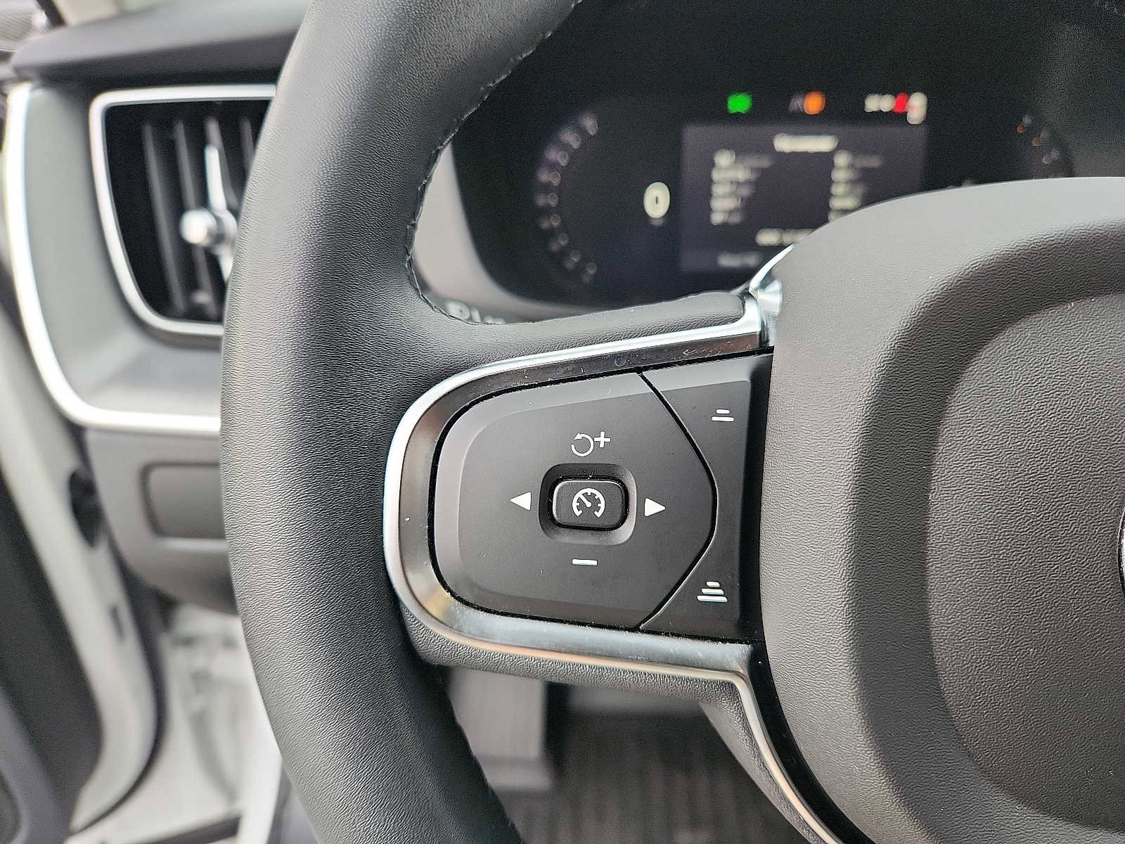 Certified 2023 Volvo XC60 B5 Core w/ Climate Package image 20