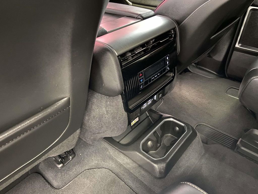 Used 2025 Jeep Wagoneer L Series II AWD/4WD image 13