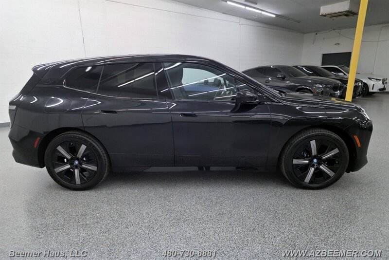 Used 2024 BMW iX xDrive50 w/ Sport Package AWD/4WD image 16