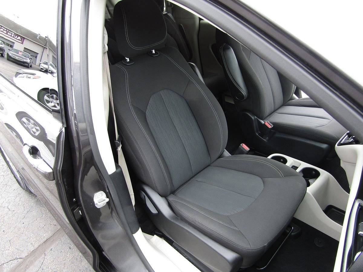 Used 2022 Chrysler Voyager LX FWD image 28