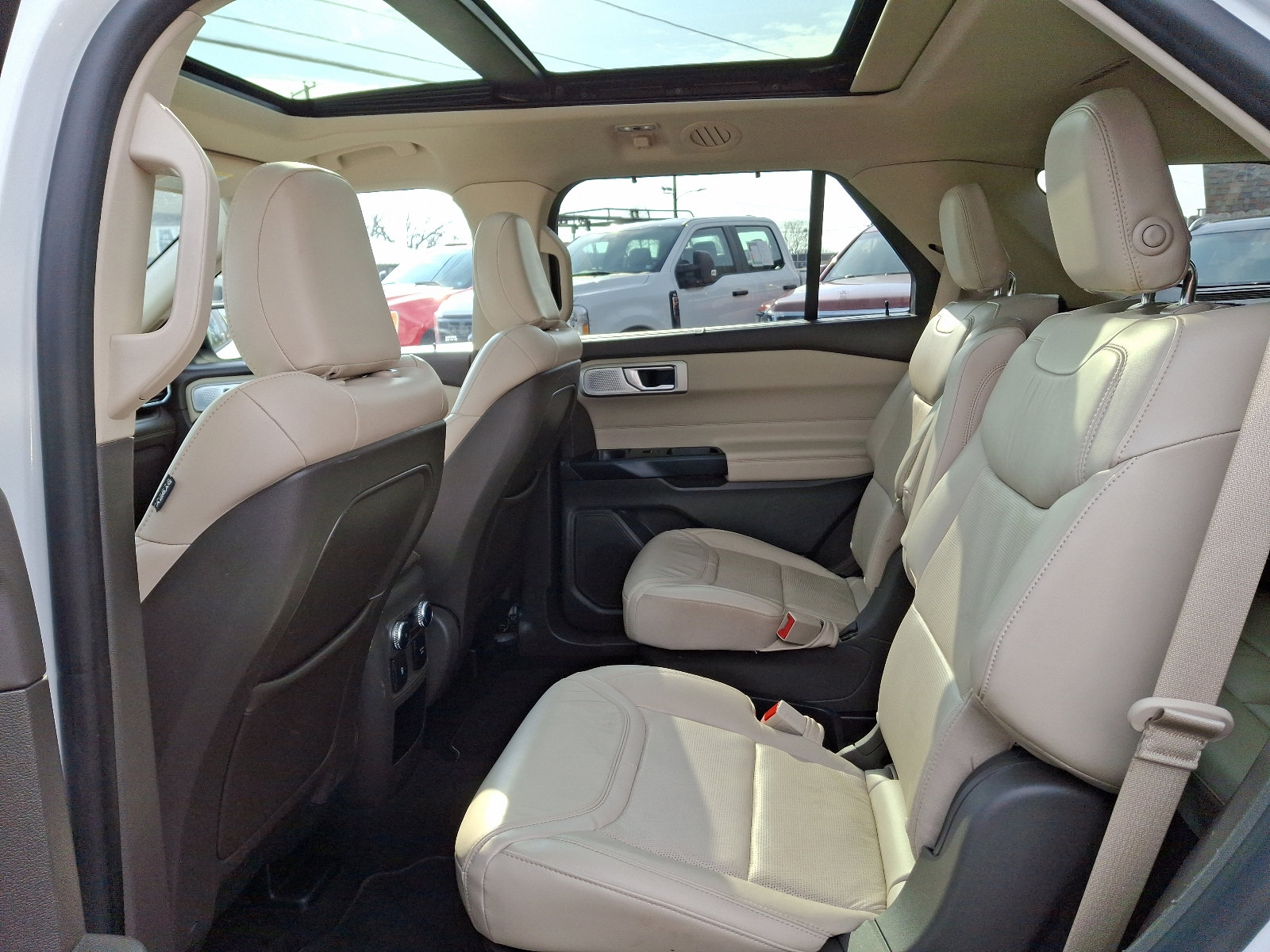 Used 2020 Ford Explorer Platinum w/ Premium Technology Package image 11