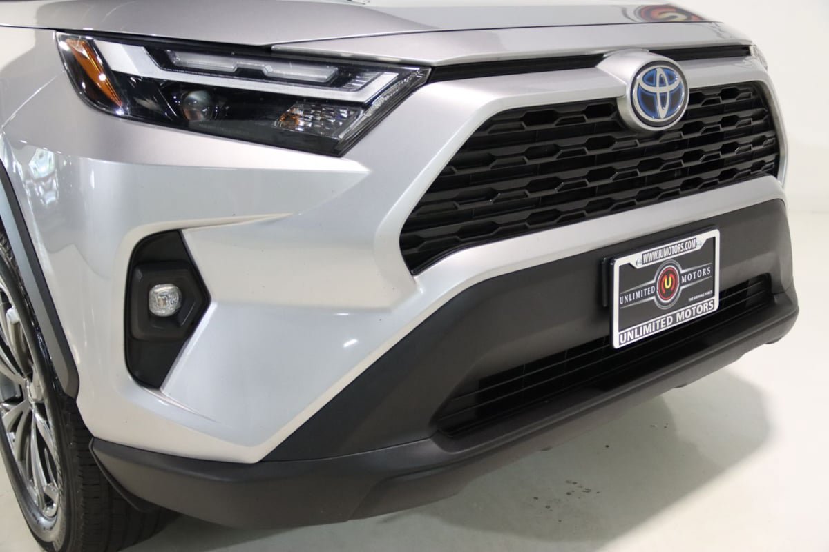 Used 2022 Toyota RAV4 XLE Premium AWD/4WD image 21