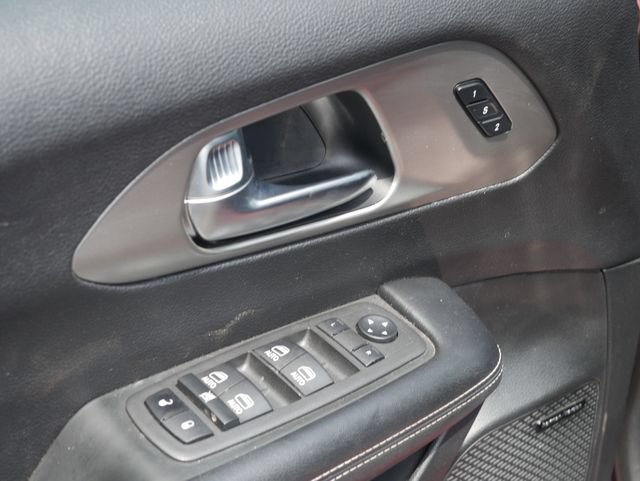 Used 2022 Chrysler Pacifica Limited w/ Uconnect Theater Family Group FWD image 13