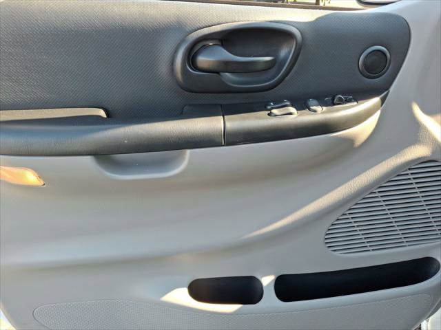 Used 2001 Ford F150 Lightning RWD image 10