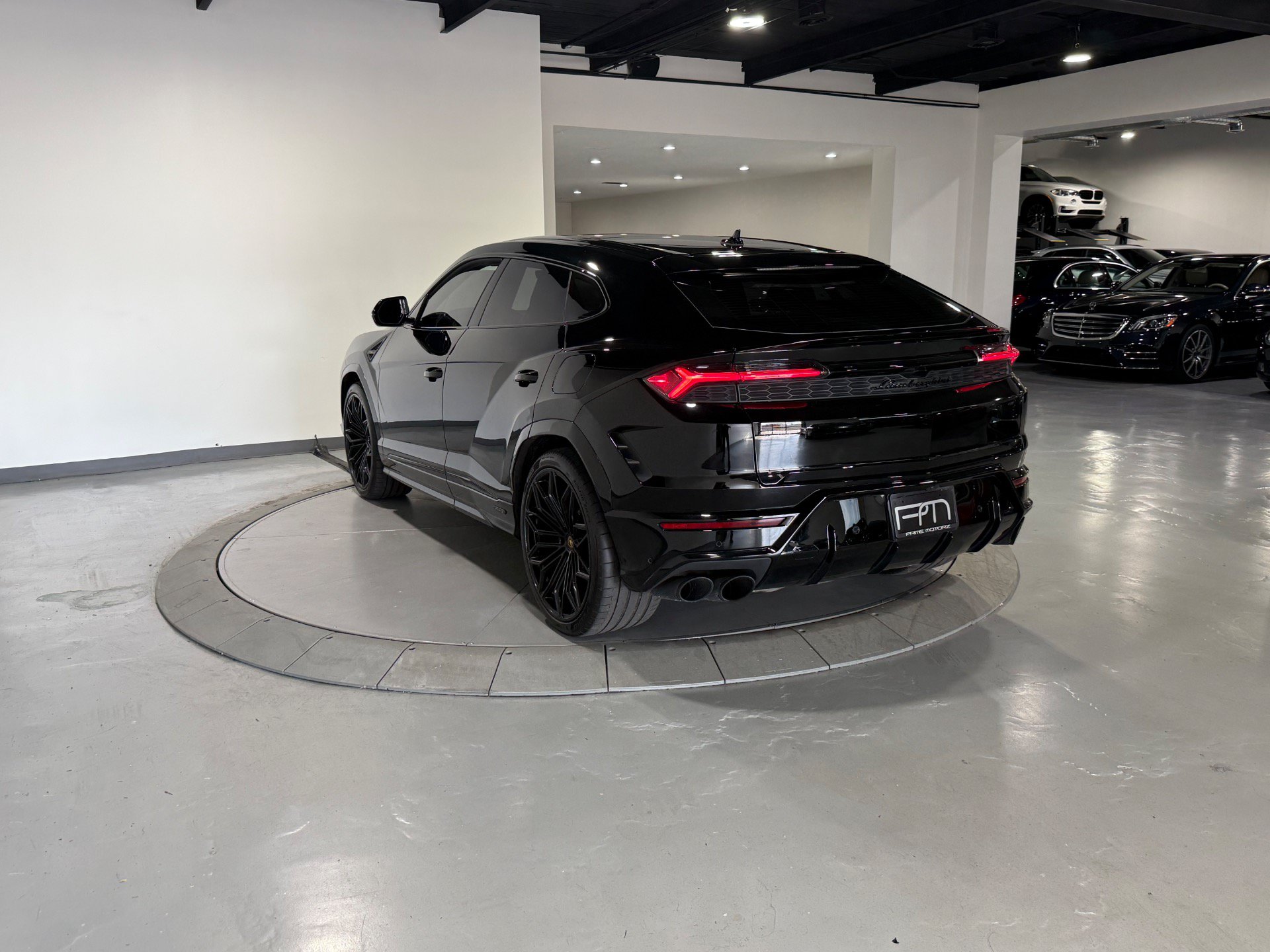 Used 2025 Lamborghini Urus SE AWD/4WD image 14