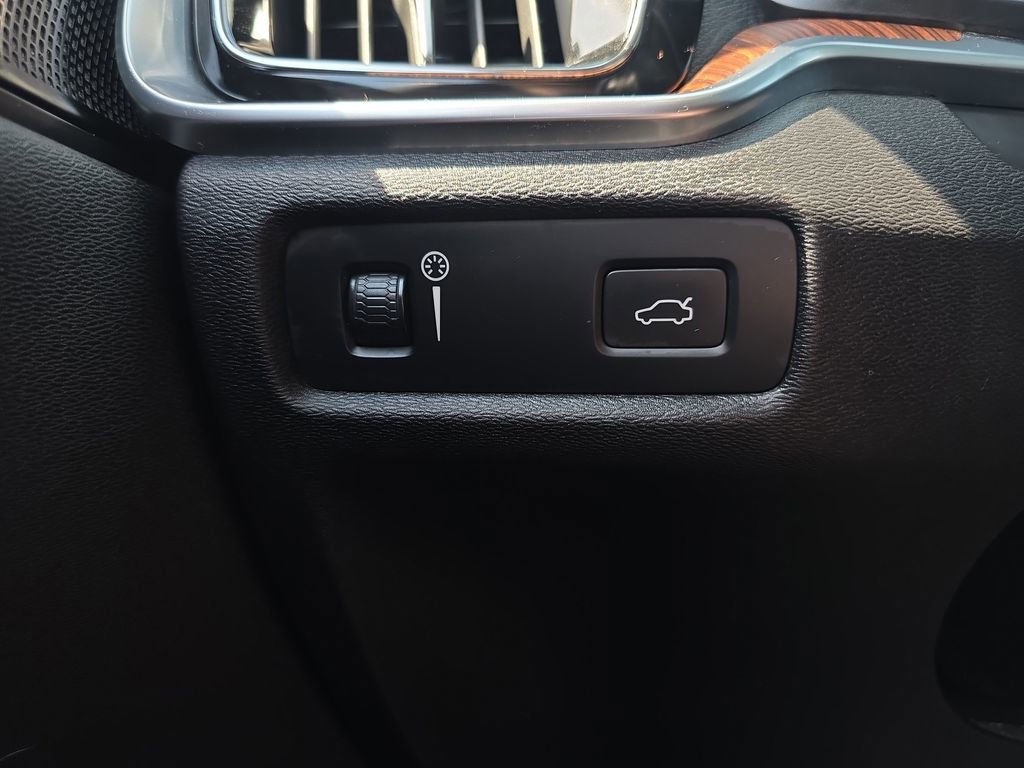 Used 2020 Volvo S60 T6 Inscription w/ Protection Package Premier image 40