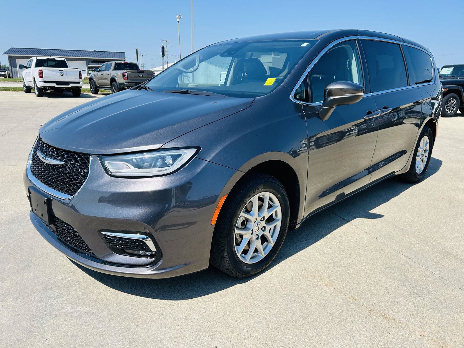 Used 2023 Chrysler Pacifica Touring-L FWD image 35