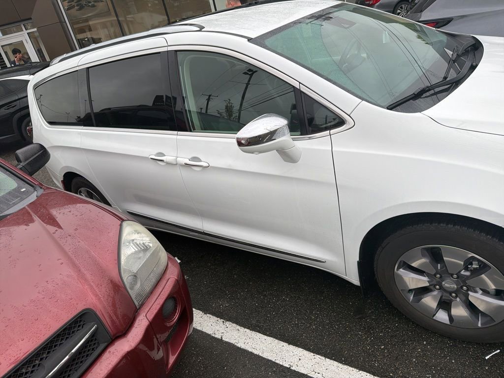 Used 2018 Chrysler Pacifica Limited w/ Advanced Safetytec Group FWD image 9