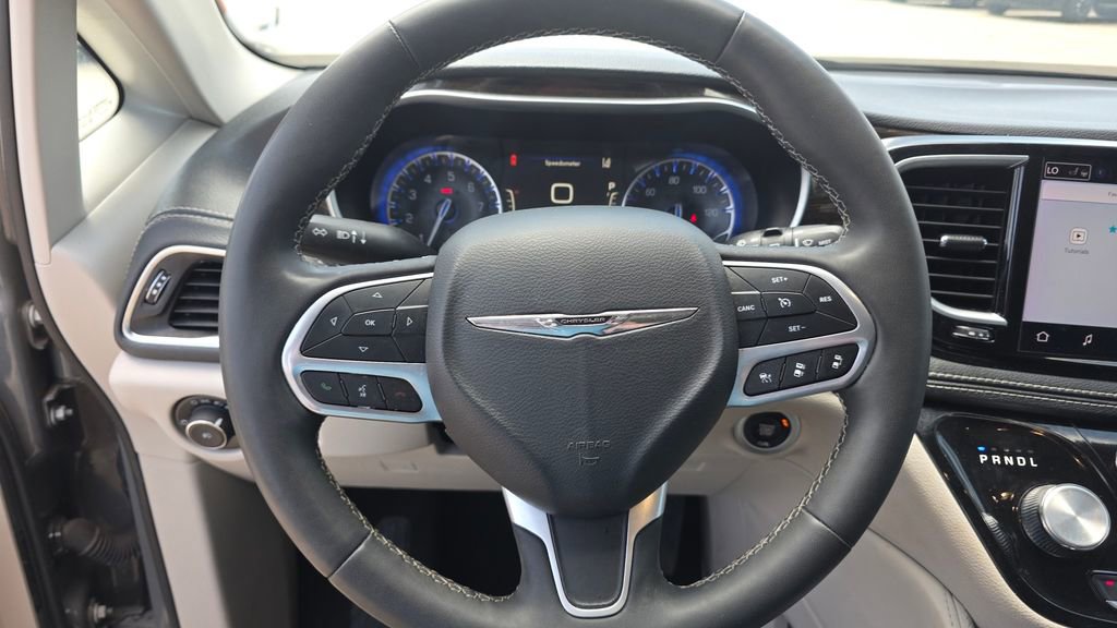 Used 2023 Chrysler Pacifica Limited FWD image 14