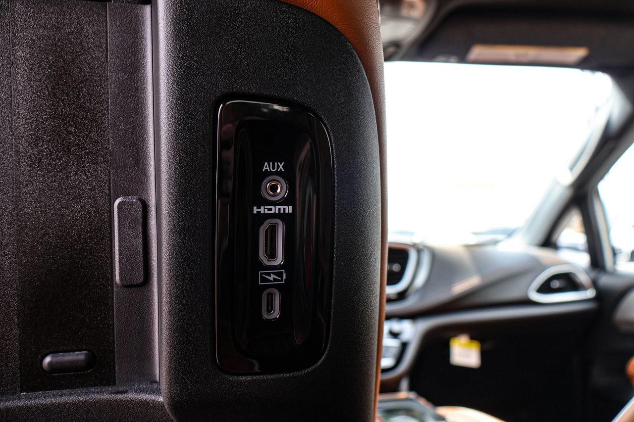 Used 2025 Chrysler Pacifica Pinnacle FWD image 16