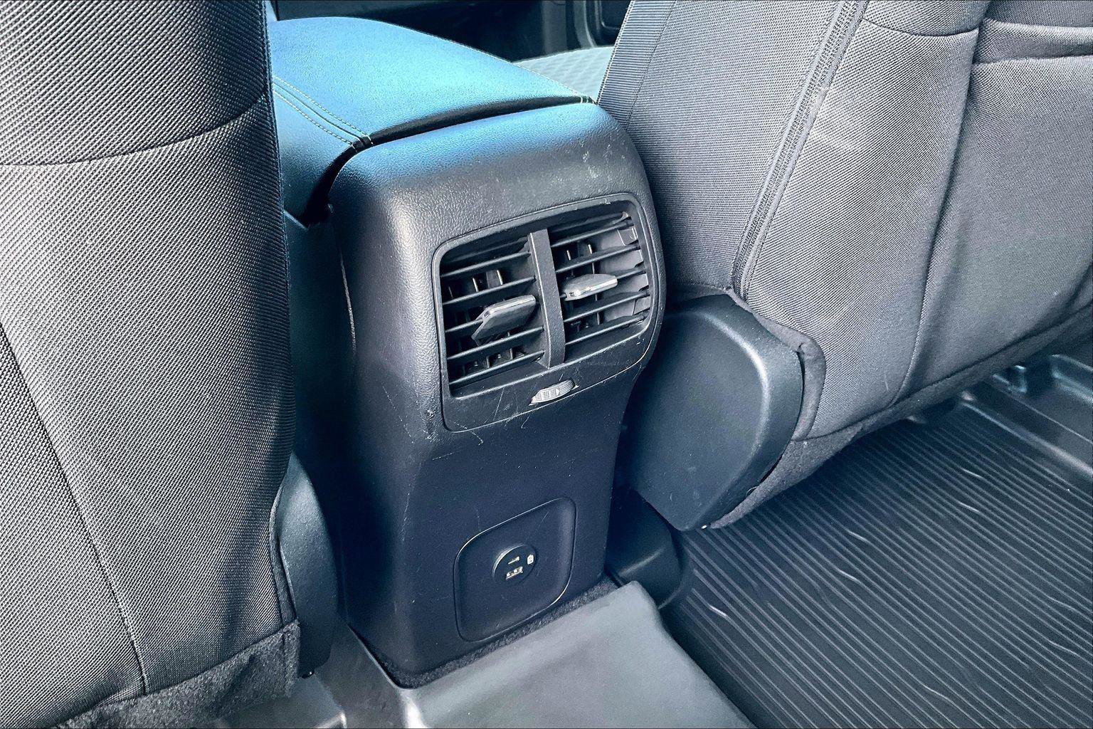 Used 2021 Ford Escape SE w/ SE Sport Appearance Package image 33