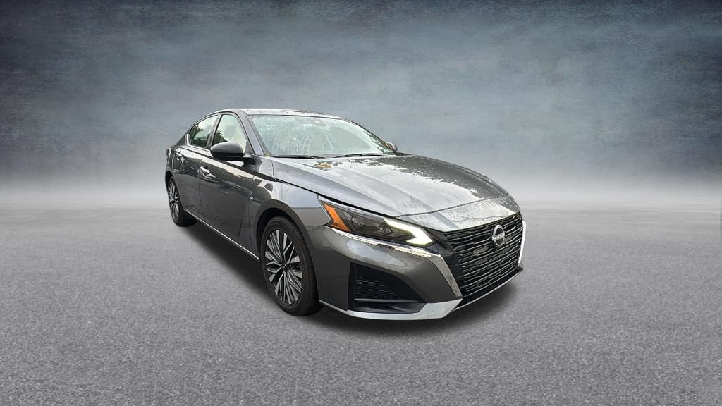 Used 2025 Nissan Altima 2.5 SV FWD image 2