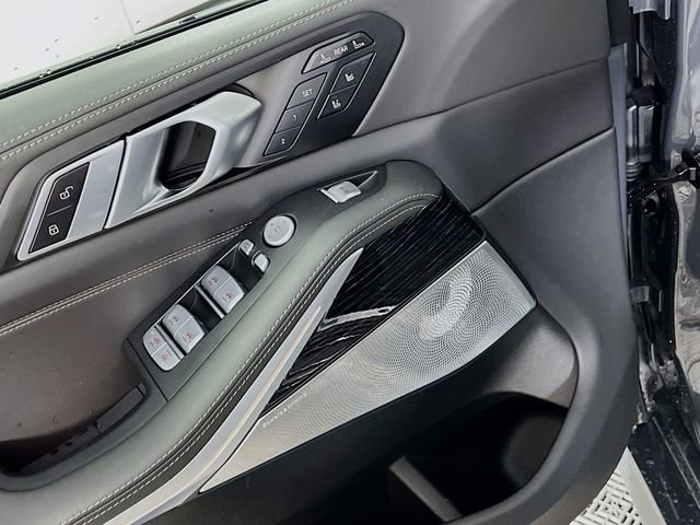 Used 2025 BMW X7 M60i image 18