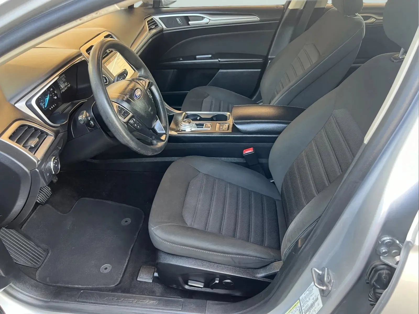 Used 2019 Ford Fusion SE FWD image 8