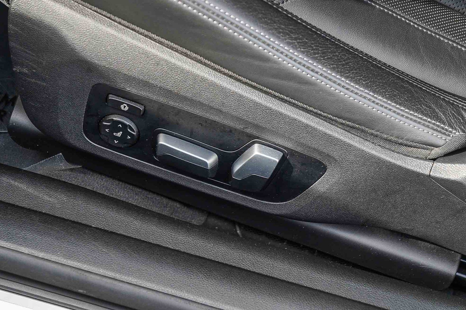 Used 2021 BMW M4 Coupe w/ Executive Package image 23