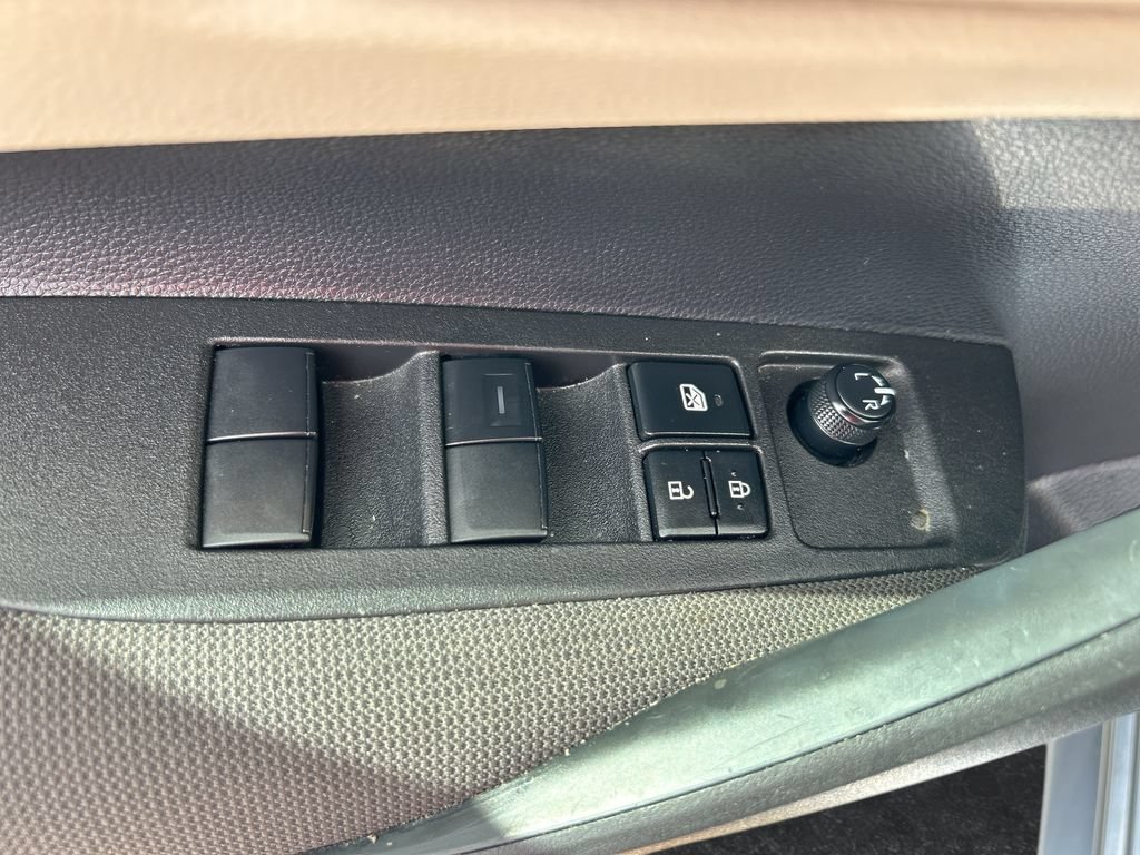 Used 2025 Toyota Corolla LE FWD image 12