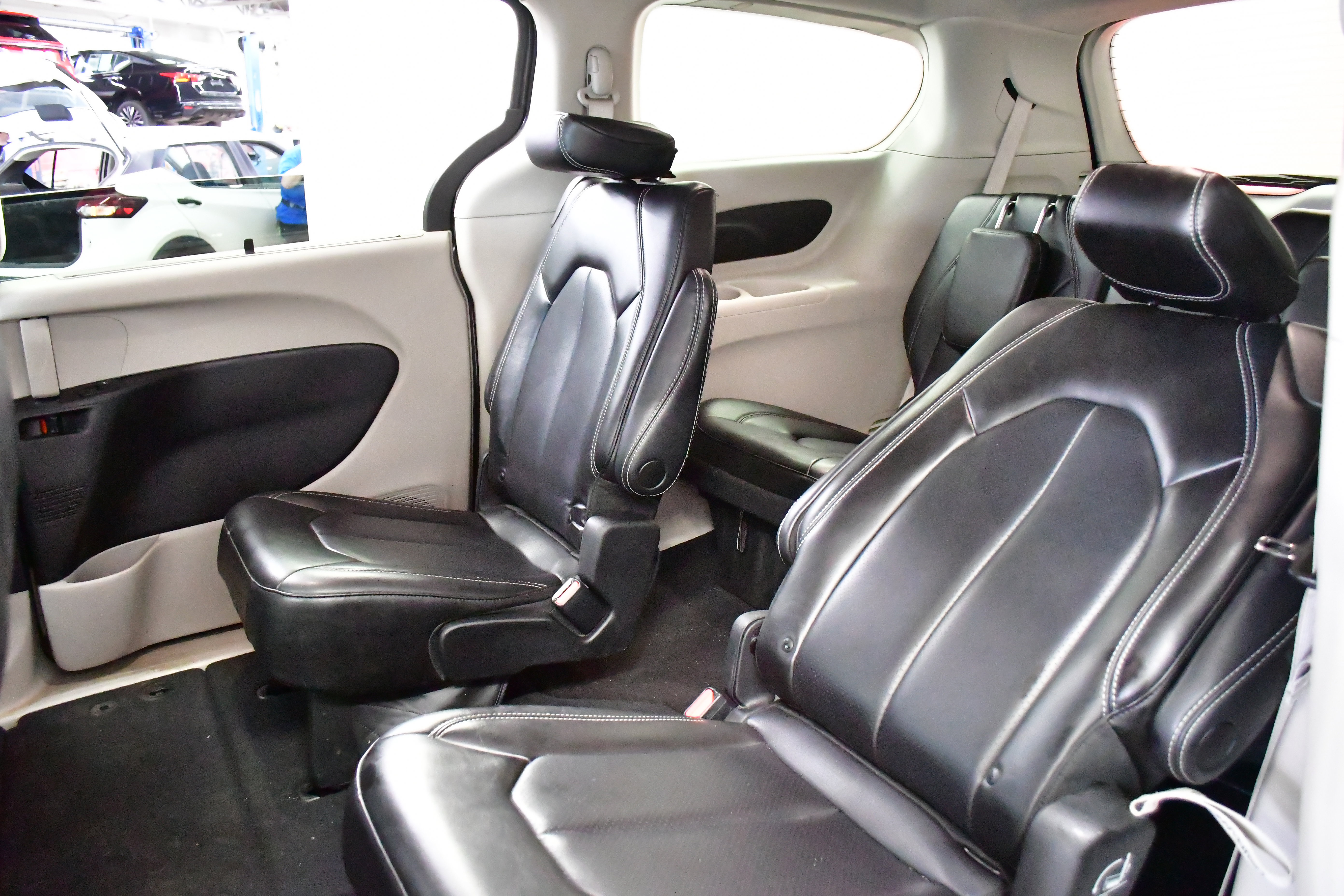 Used 2023 Chrysler Pacifica Touring-L FWD image 11