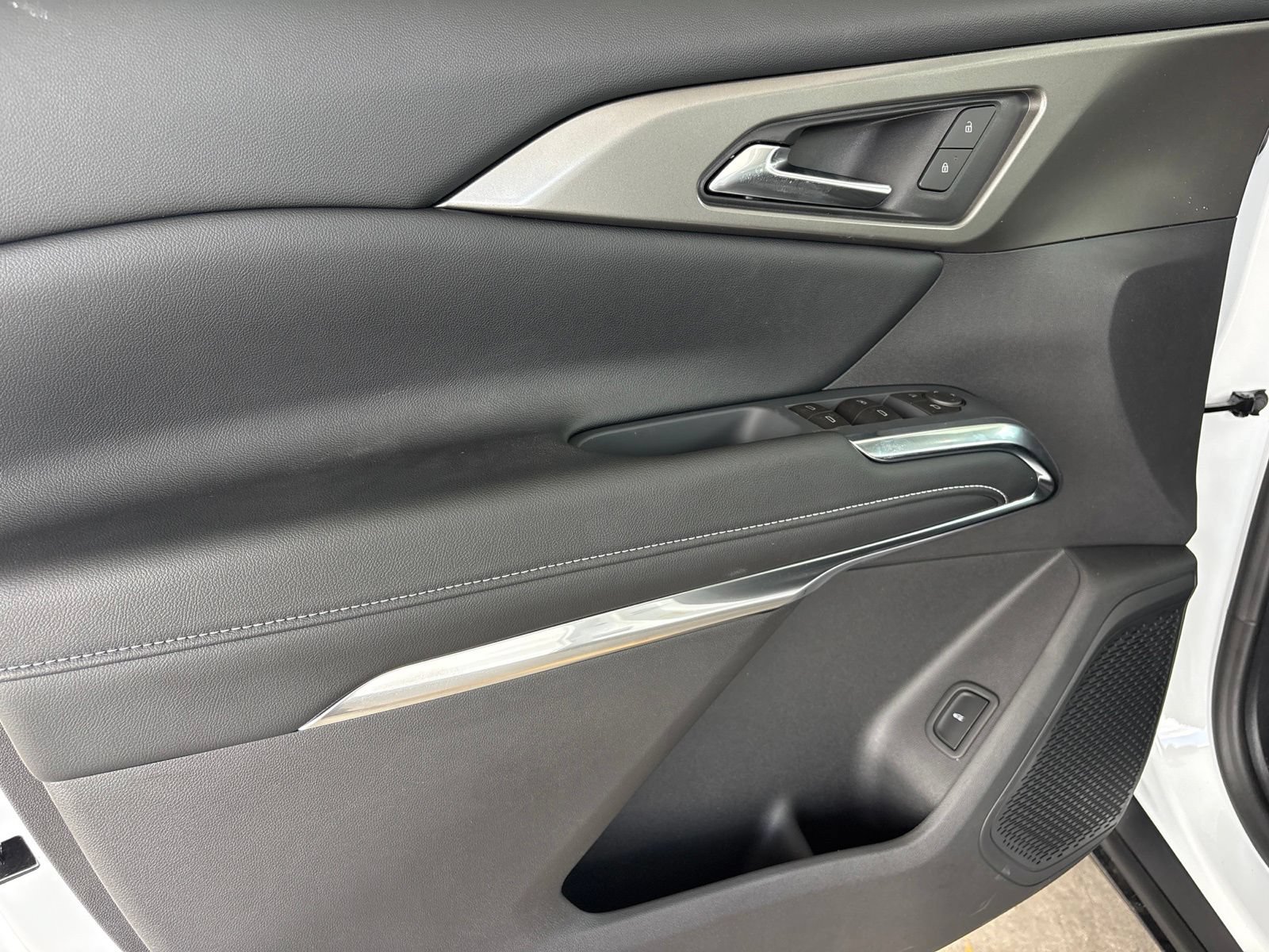 New 2027 Chevrolet Traverse LT w/ Sun and Wheel Package FWD image 11