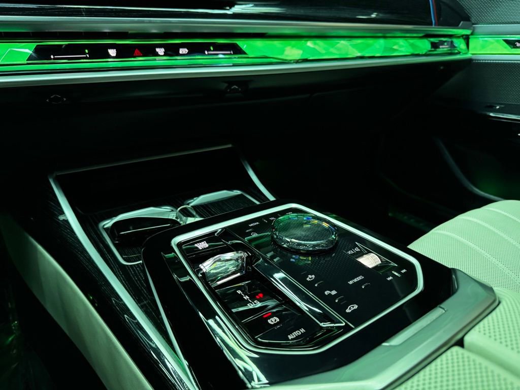Used 2025 BMW 740i w/ Premium Package image 26