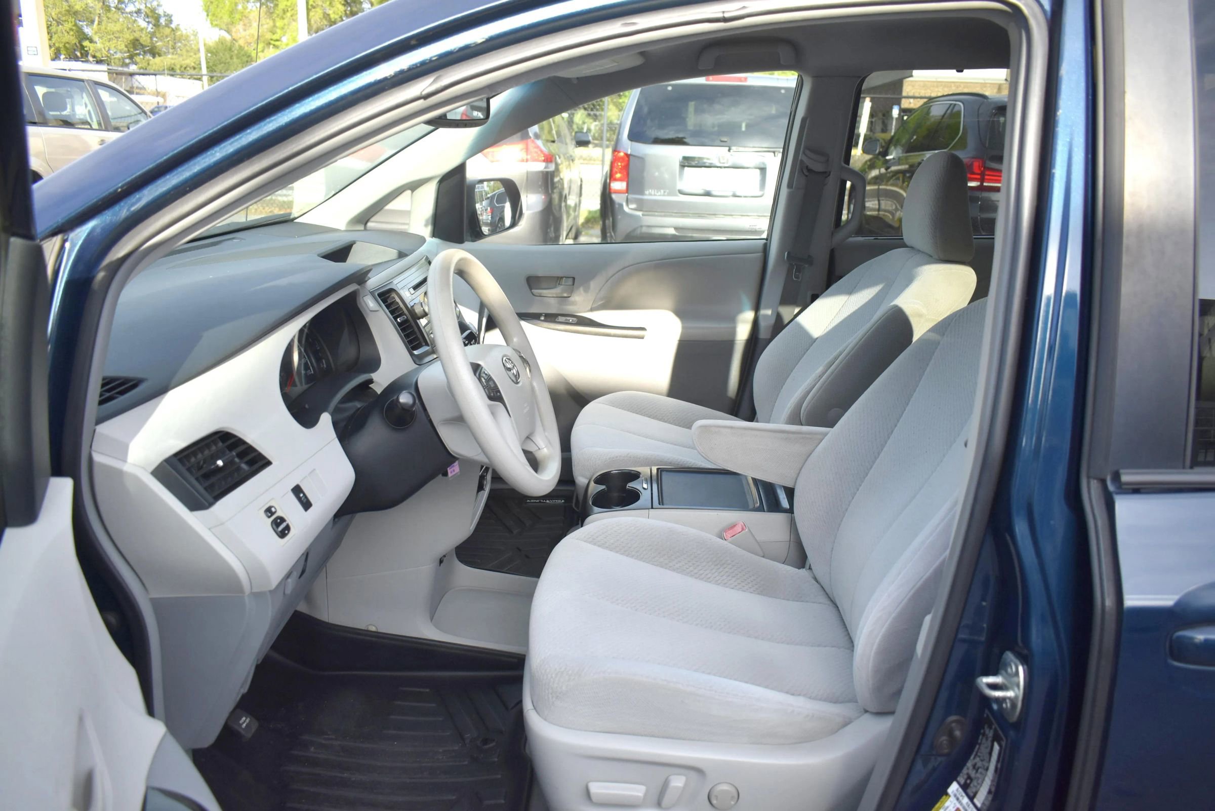 Used 2012 Toyota Sienna LE image 10