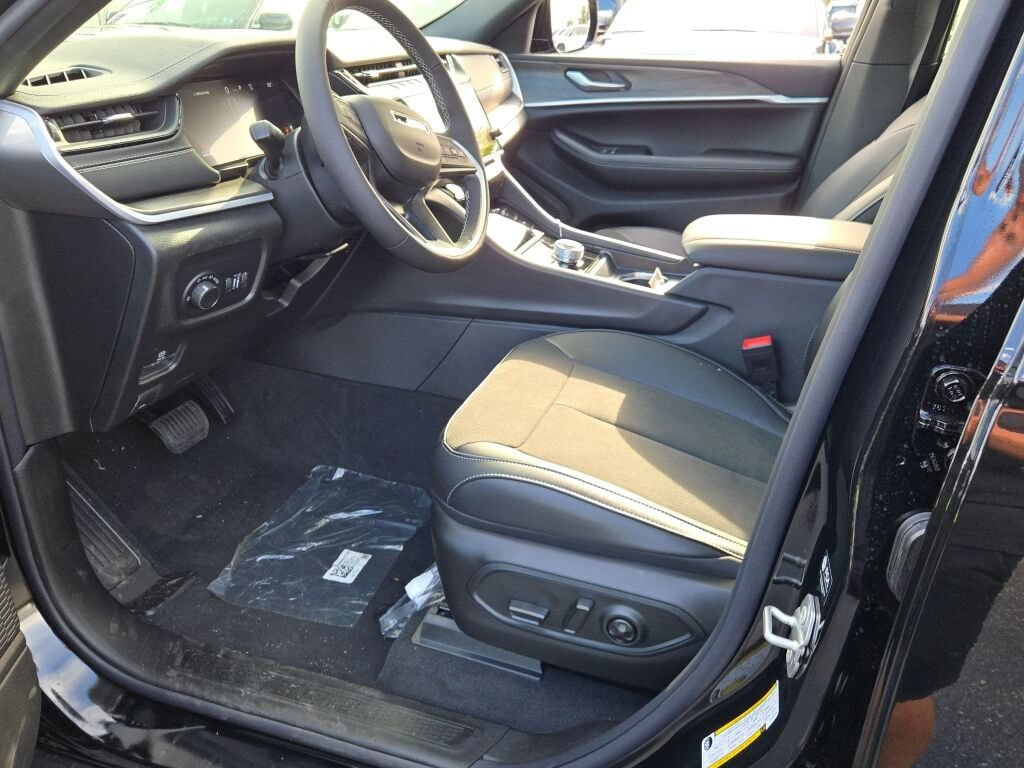 New 2026 Jeep Grand Cherokee Altitude AWD/4WD image 26