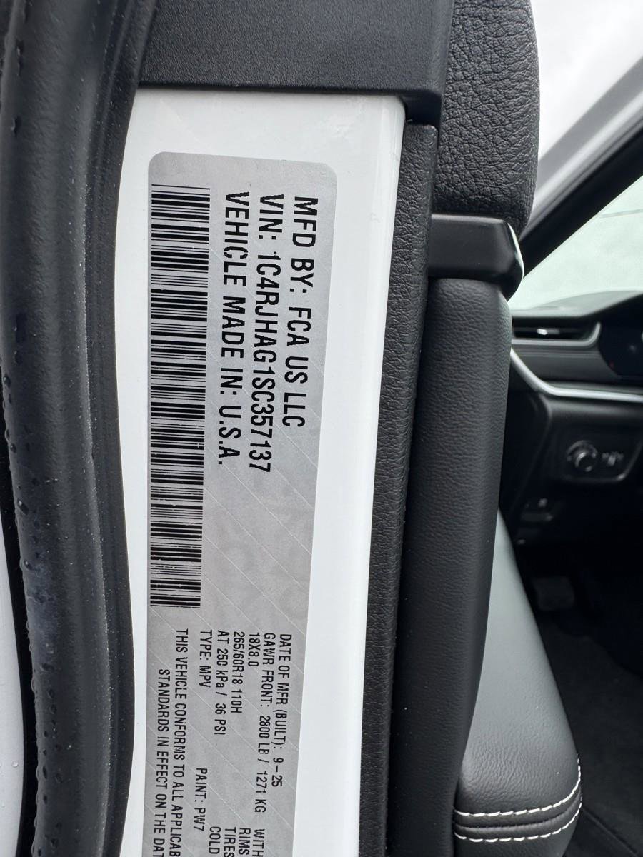 Used 2025 Jeep Grand Cherokee Laredo X w/ Luxury Tech Group I image 46