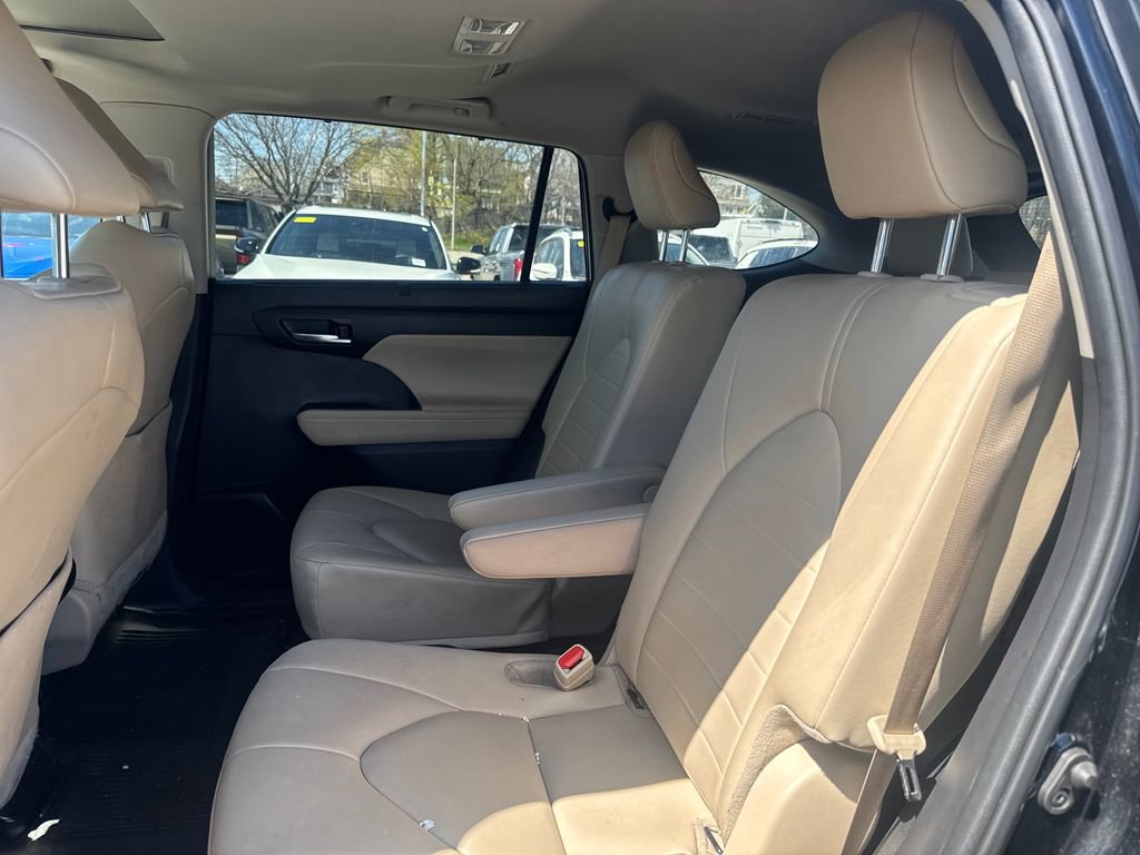 Used 2024 Toyota Highlander XLE AWD/4WD image 6
