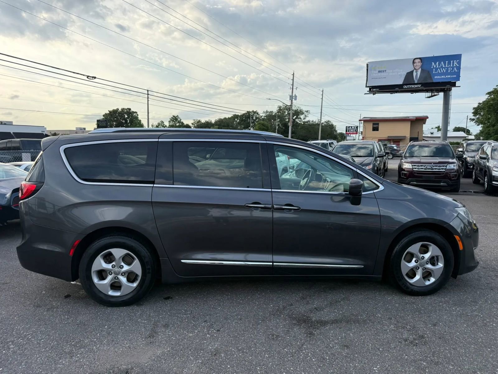 Used 2017 Chrysler Pacifica Touring-L Plus FWD image 4