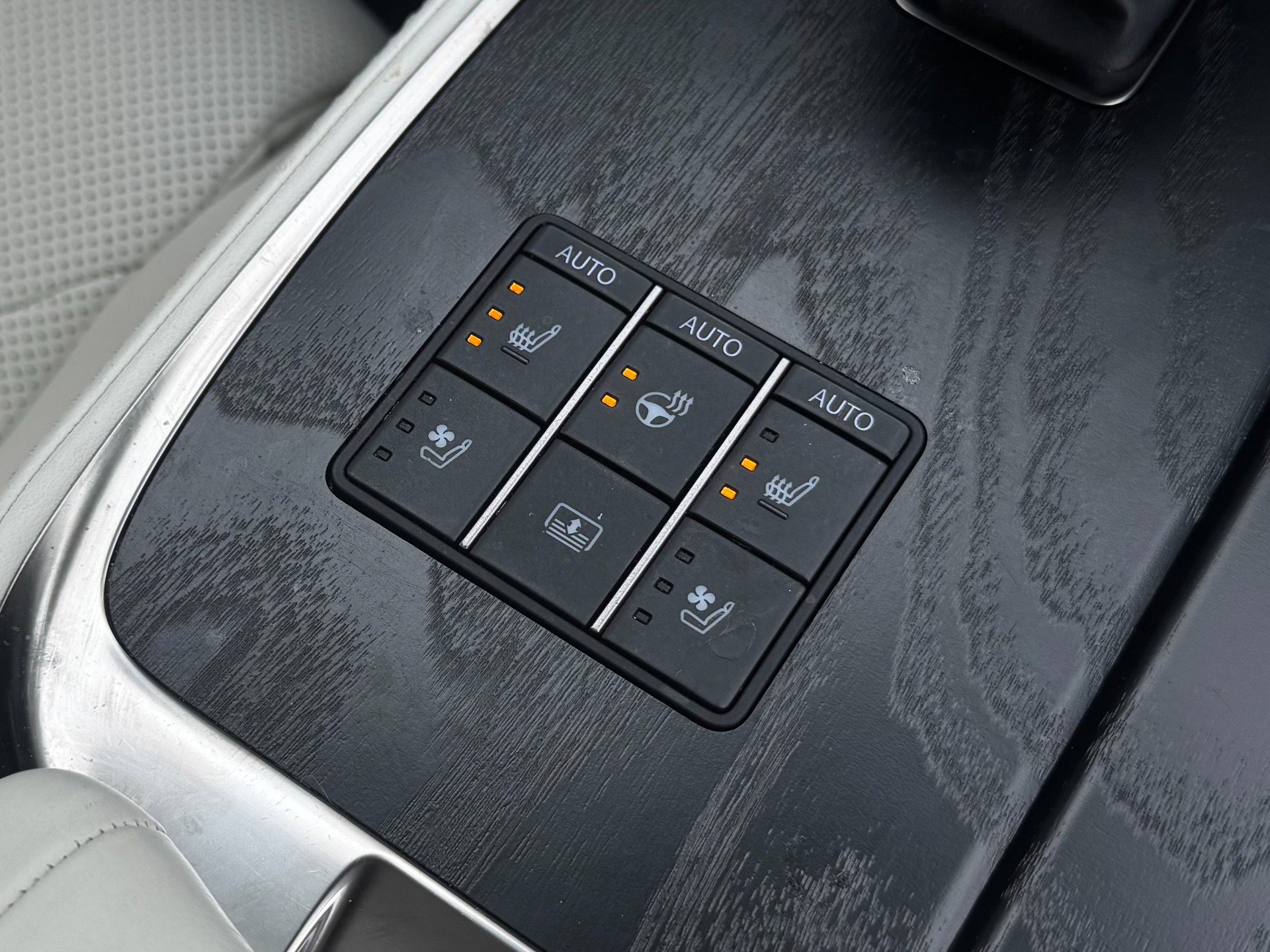 Used 2023 Lexus LS 500h AWD w/ Luxury Package image 45