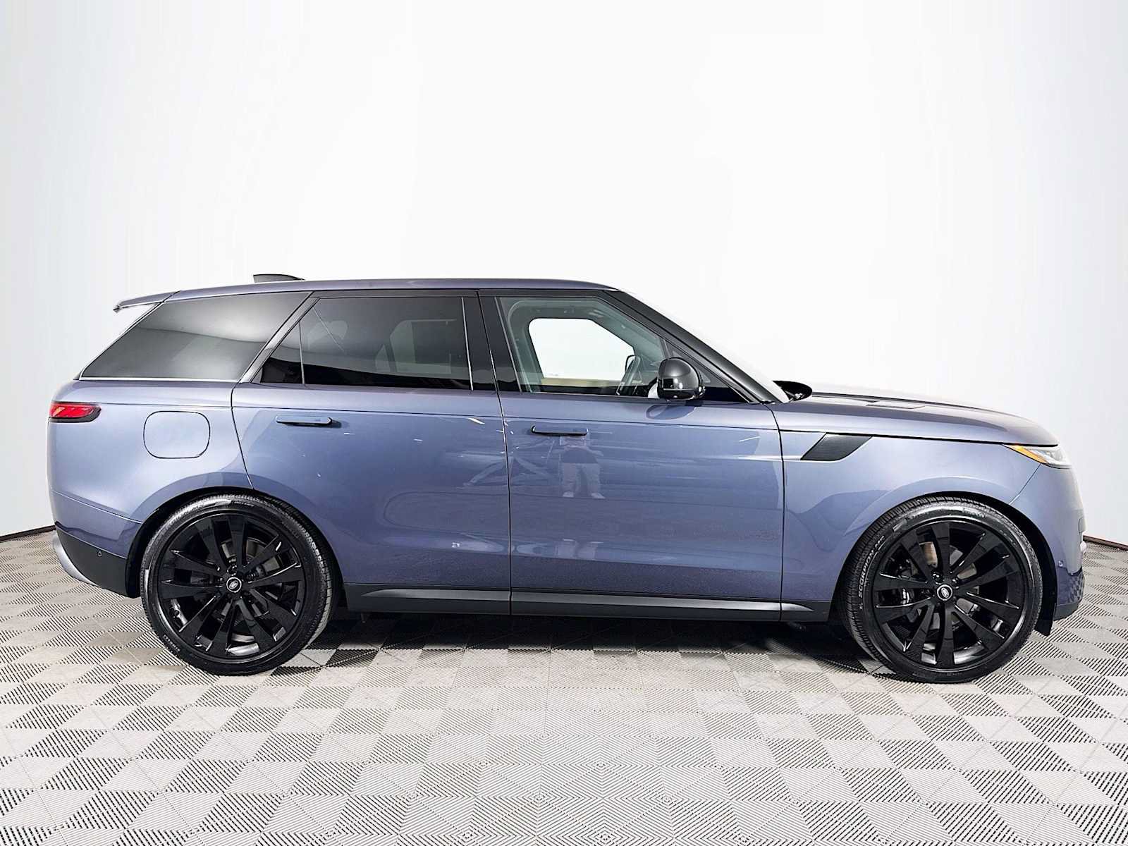 Used 2025 Land Rover Range Rover Sport SE AWD/4WD image 4