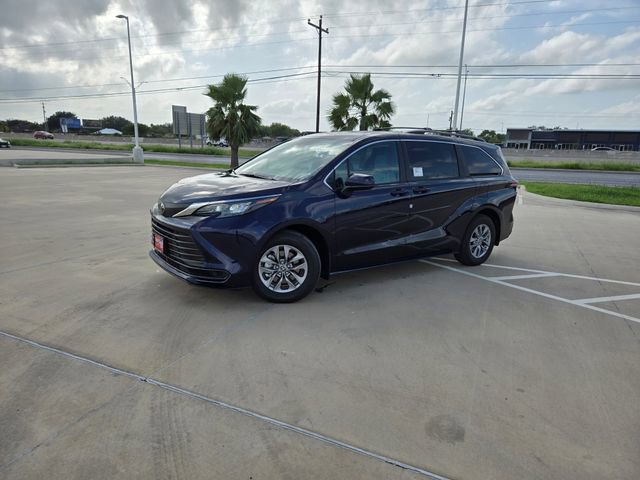 New 2026 Toyota Sienna LE FWD image 3