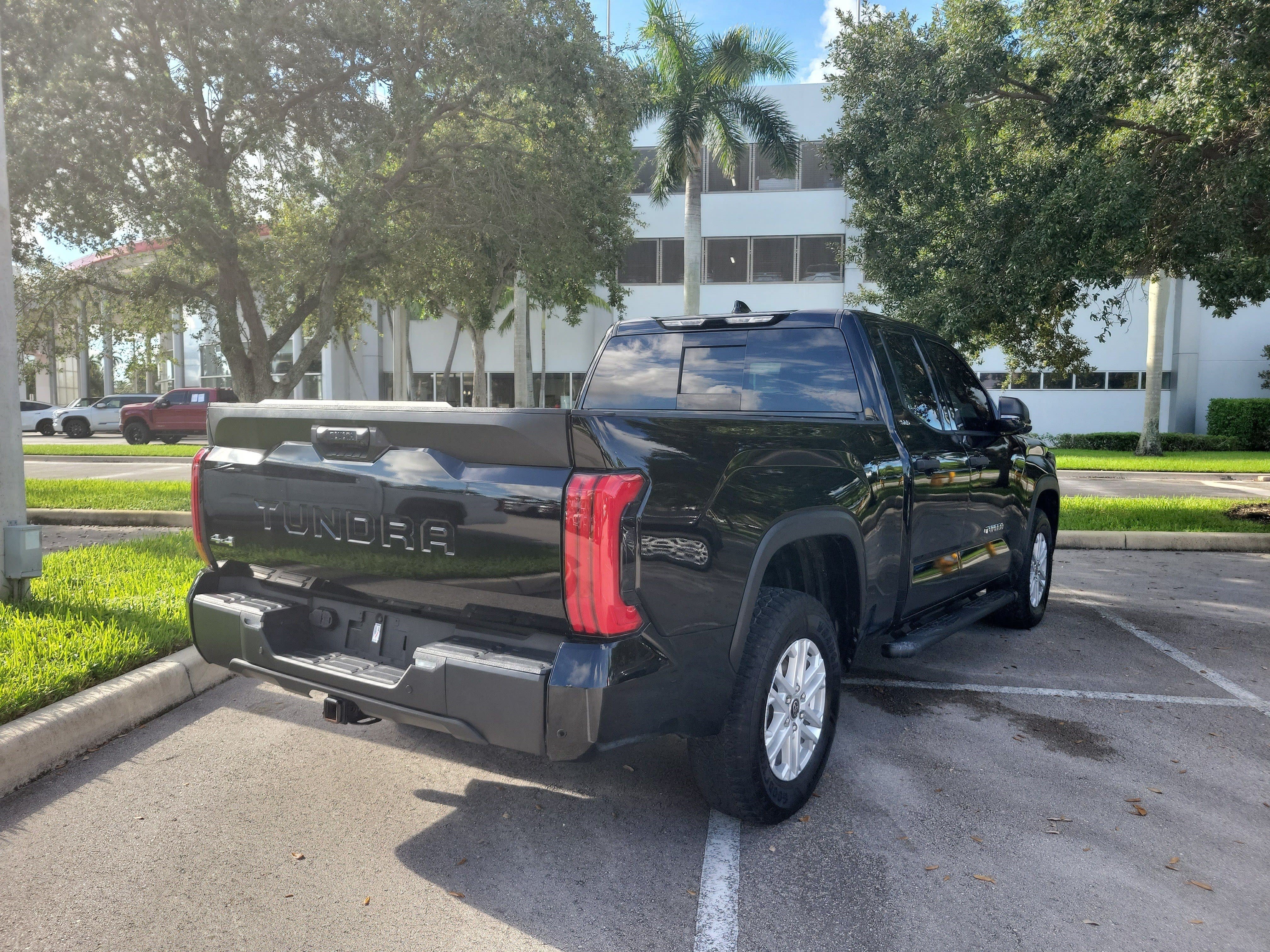 Used 2022 Toyota Tundra SR5 w/ SR5 Convenience Package AWD/4WD image 7
