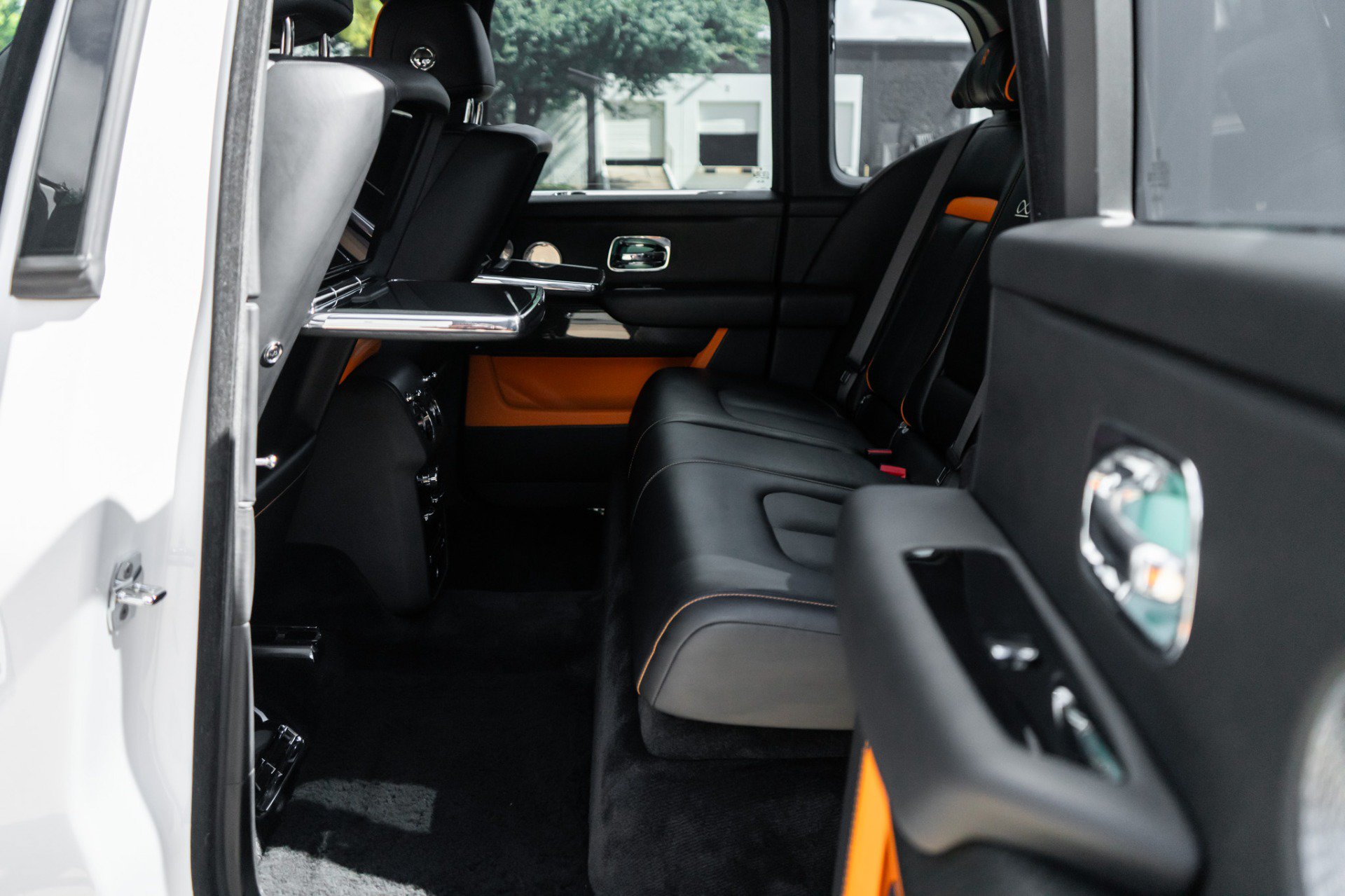 Used 2022 Rolls-Royce Cullinan Black Badge w/ Dark Exterior Package AWD/4WD image 29