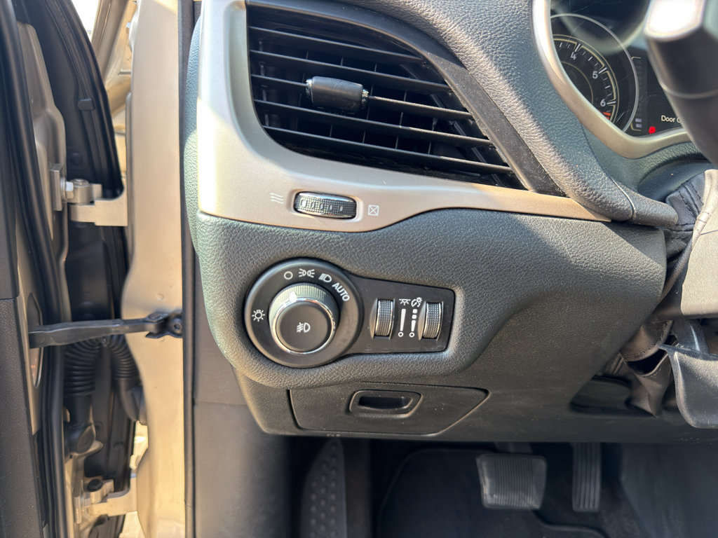Used 2015 Jeep Cherokee Latitude FWD image 21