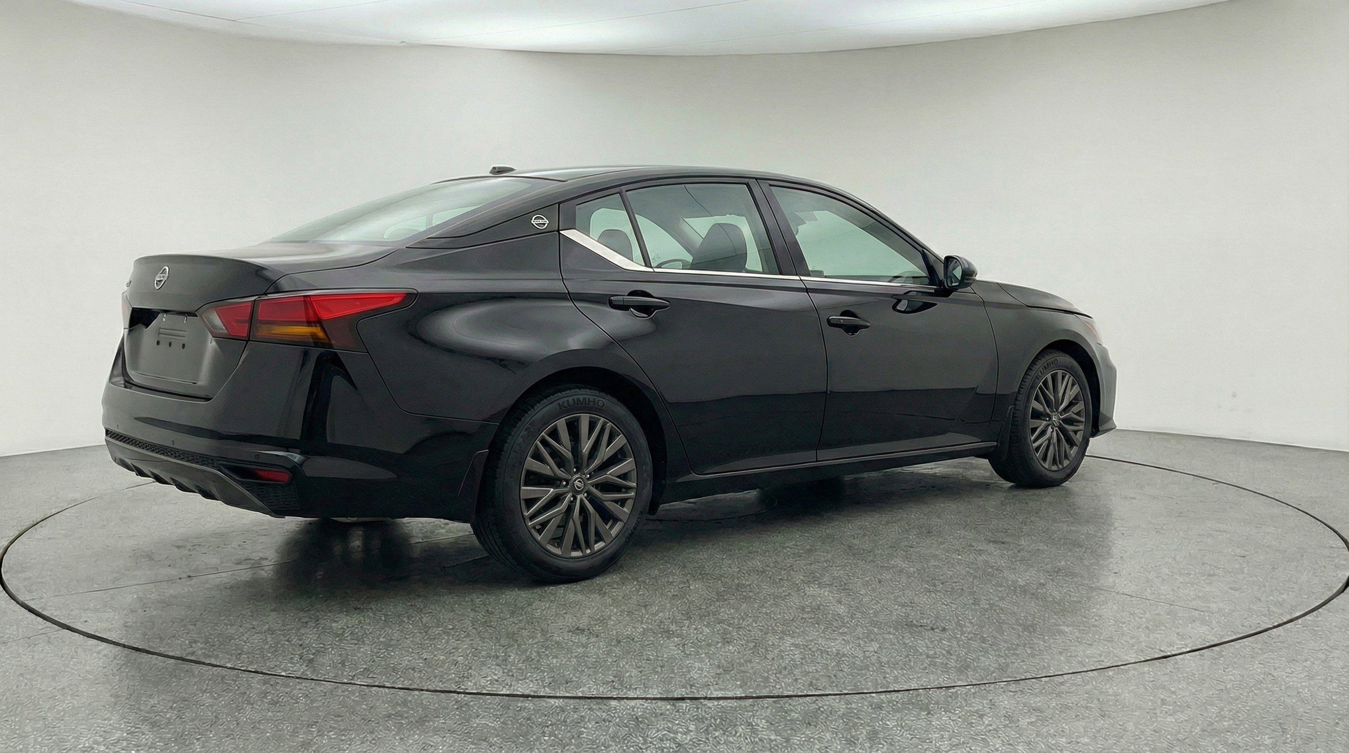 Used 2025 Nissan Altima 2.5 SV image 9