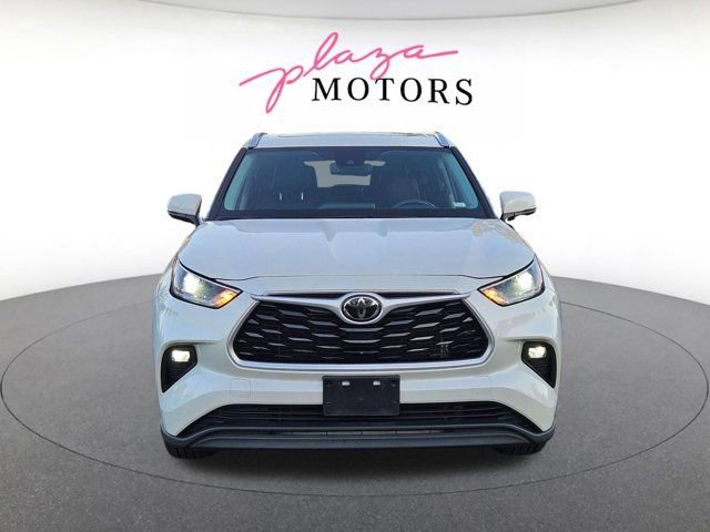 Used 2021 Toyota Highlander XLE AWD/4WD image 2
