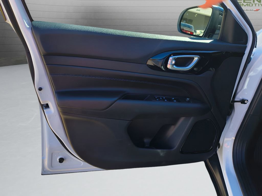 New 2026 Jeep Compass Latitude image 13