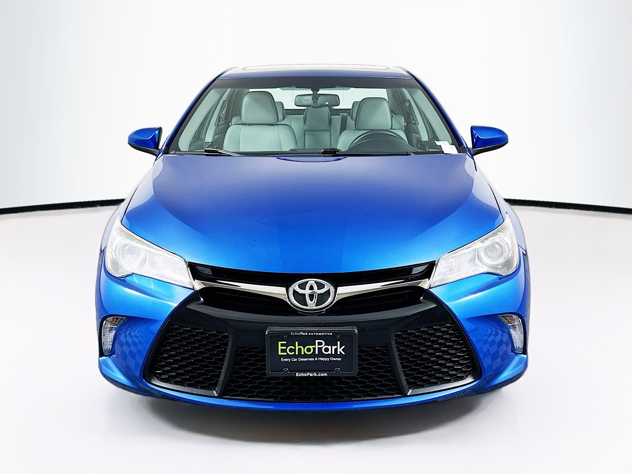 Used 2017 Toyota Camry SE w/ Moonroof Package FWD image 2