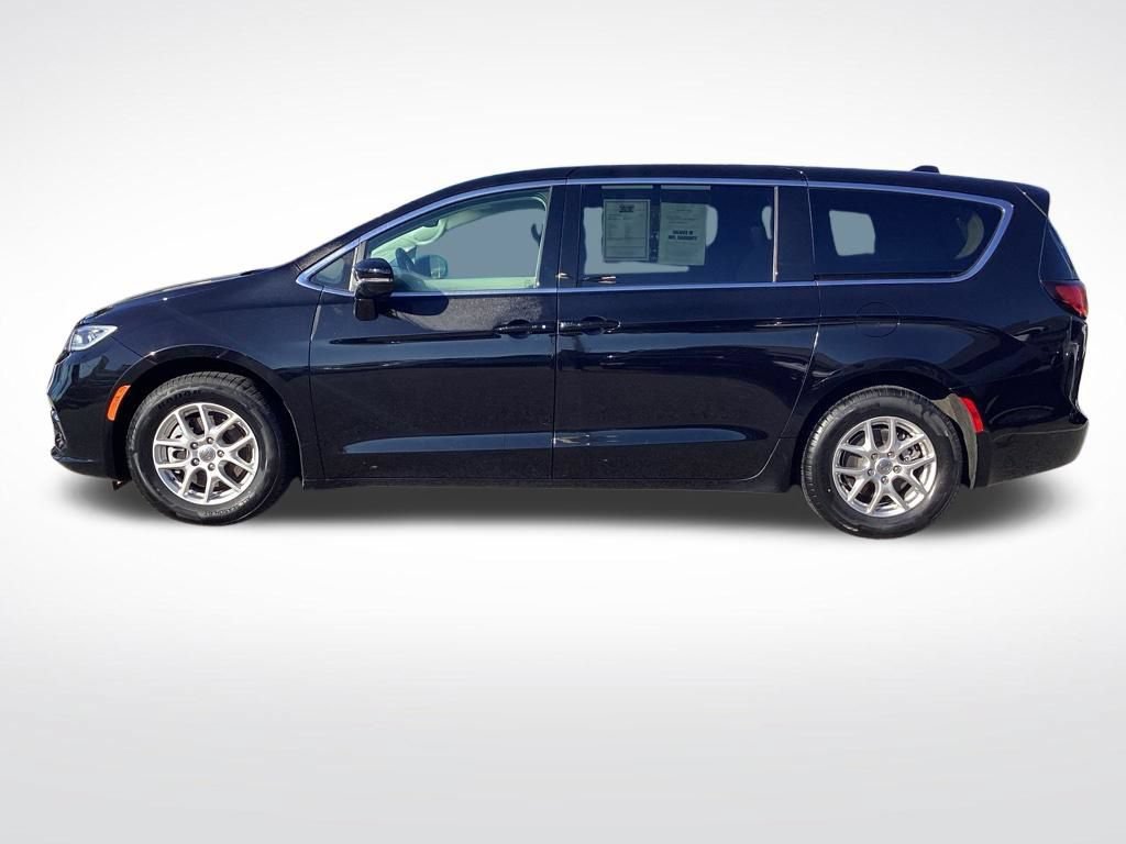 Used 2024 Chrysler Pacifica Touring-L FWD image 6