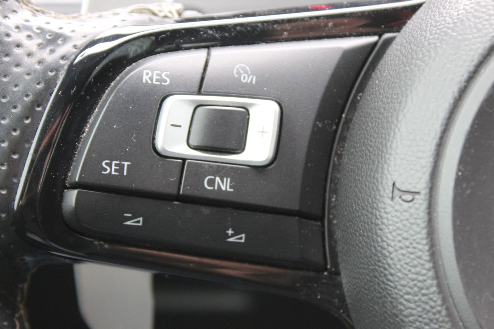 Used 2015 Volkswagen Golf R R image 23