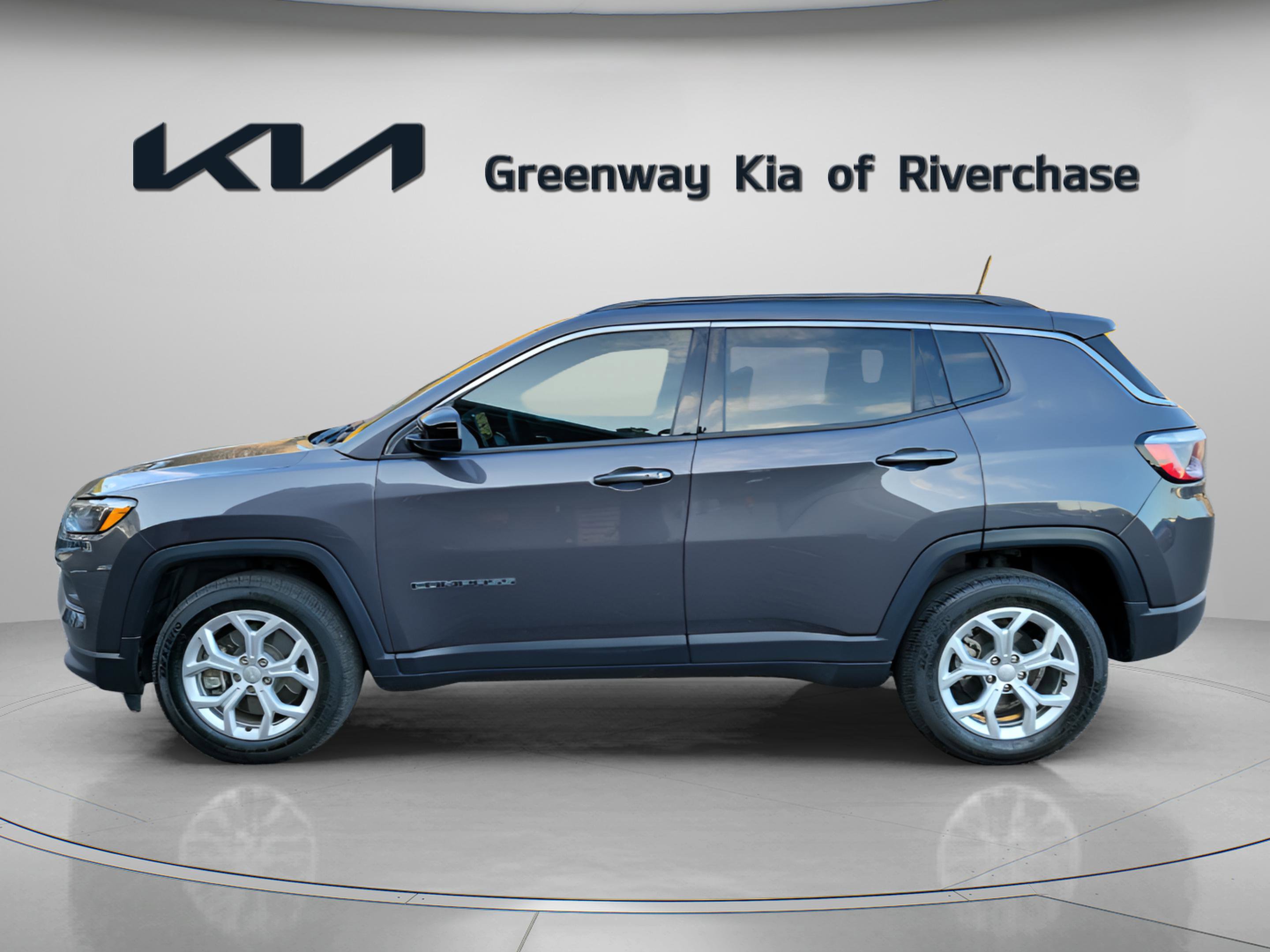 Used 2024 Jeep Compass Latitude image 4