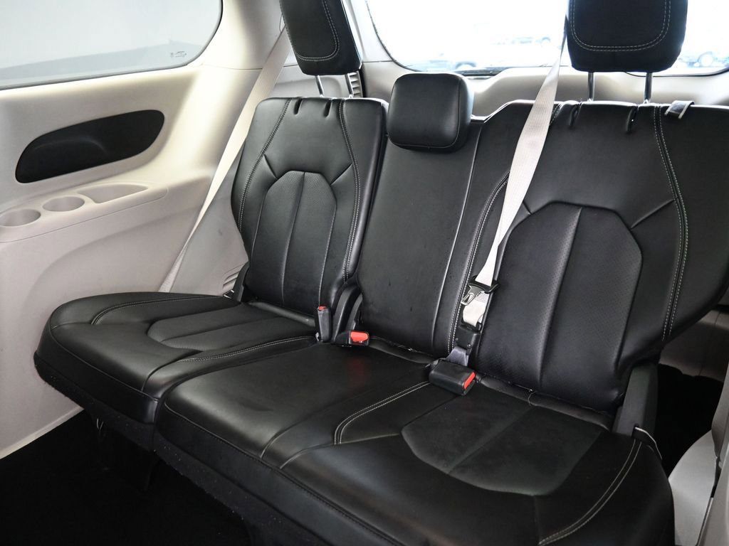 Used 2024 Chrysler Pacifica Touring-L FWD image 18