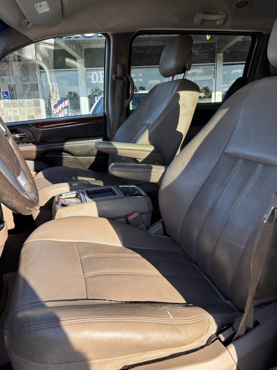 Used 2013 Chrysler Town & Country Touring-L w/ Driver Convenience Group image 4