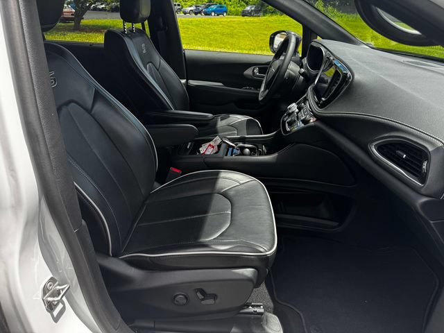 Certified 2025 Chrysler Pacifica Limited FWD image 14
