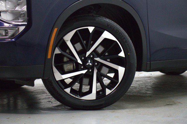 Used 2023 Mitsubishi Outlander SE FWD image 3