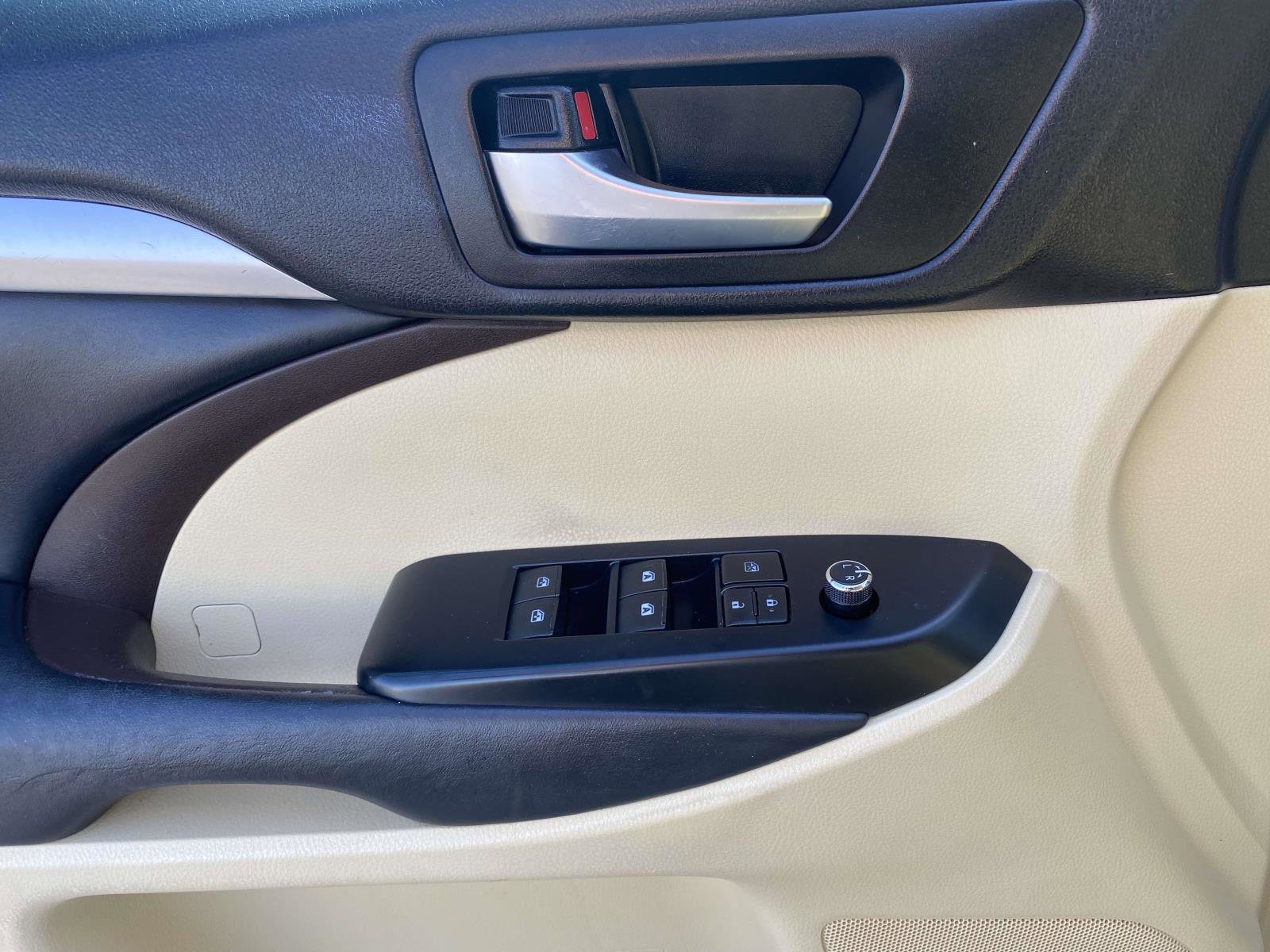 Used 2019 Toyota Highlander XLE FWD image 18