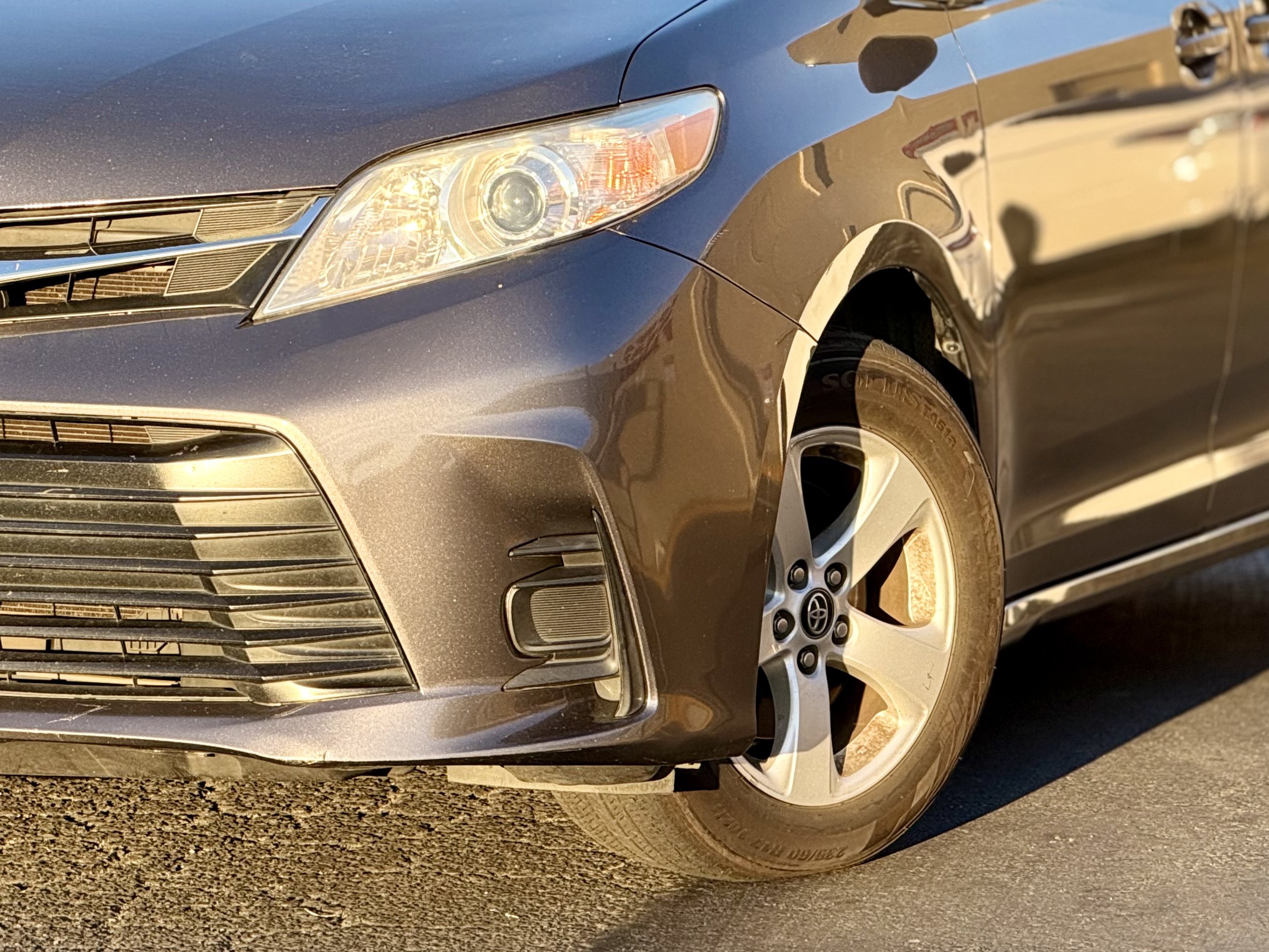 Used 2019 Toyota Sienna LE w/ Carpet Mat Package FWD image 8