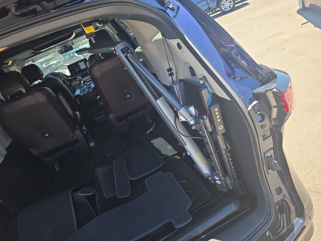 Used 2021 Toyota Sienna Platinum FWD image 31