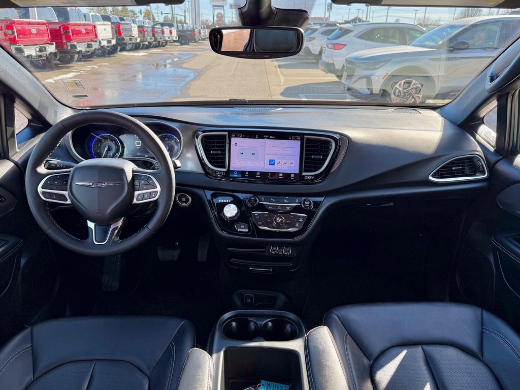 Used 2025 Chrysler Pacifica Select image 33
