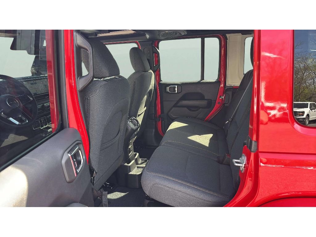 Used 2025 Jeep Wrangler Unlimited Sahara w/ Safety Group AWD/4WD image 18